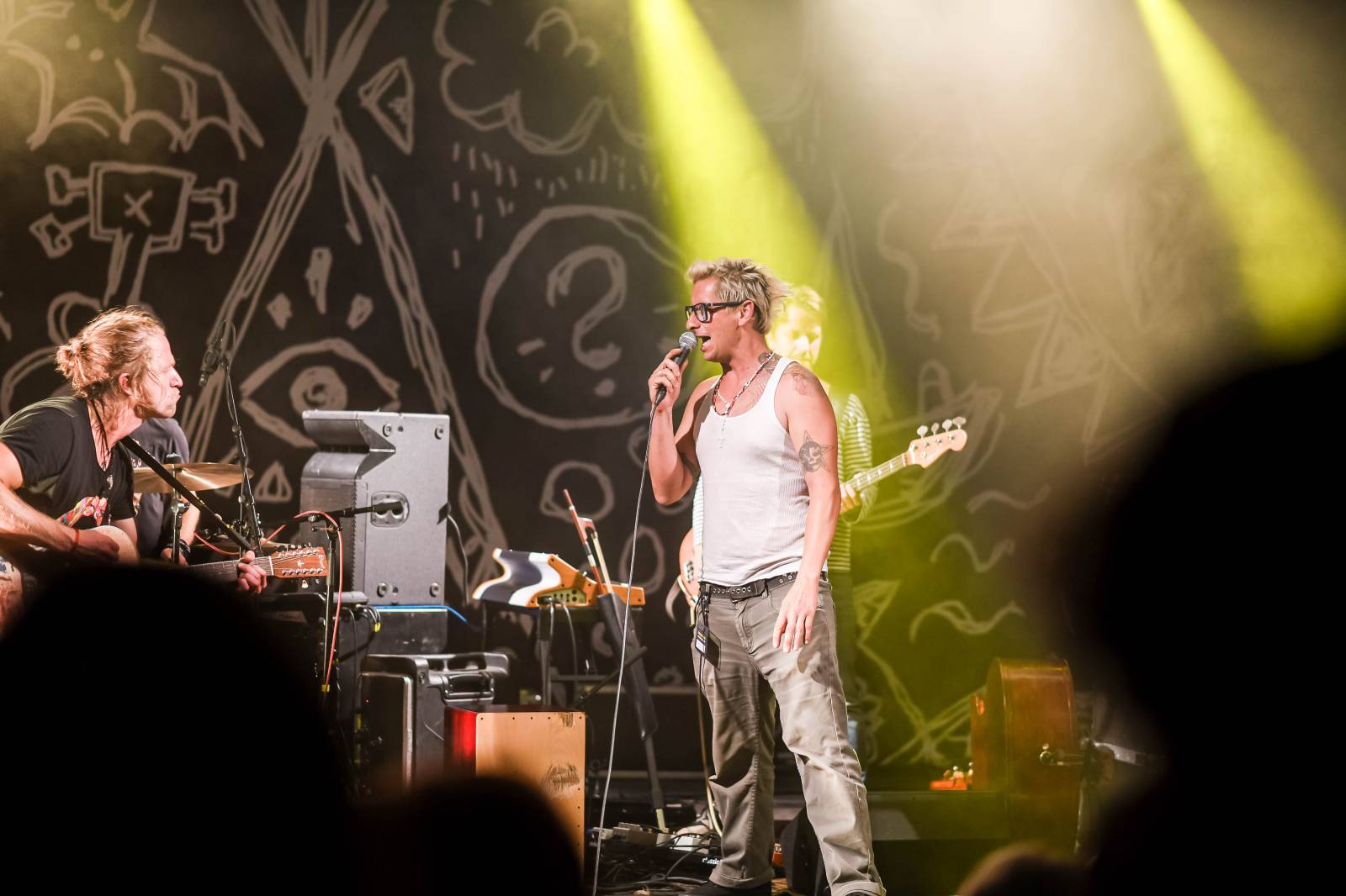 Tomáš Klus zpíval pod Žižkovskou věží. Filozofoval, vyzýval k tanci a improvizoval