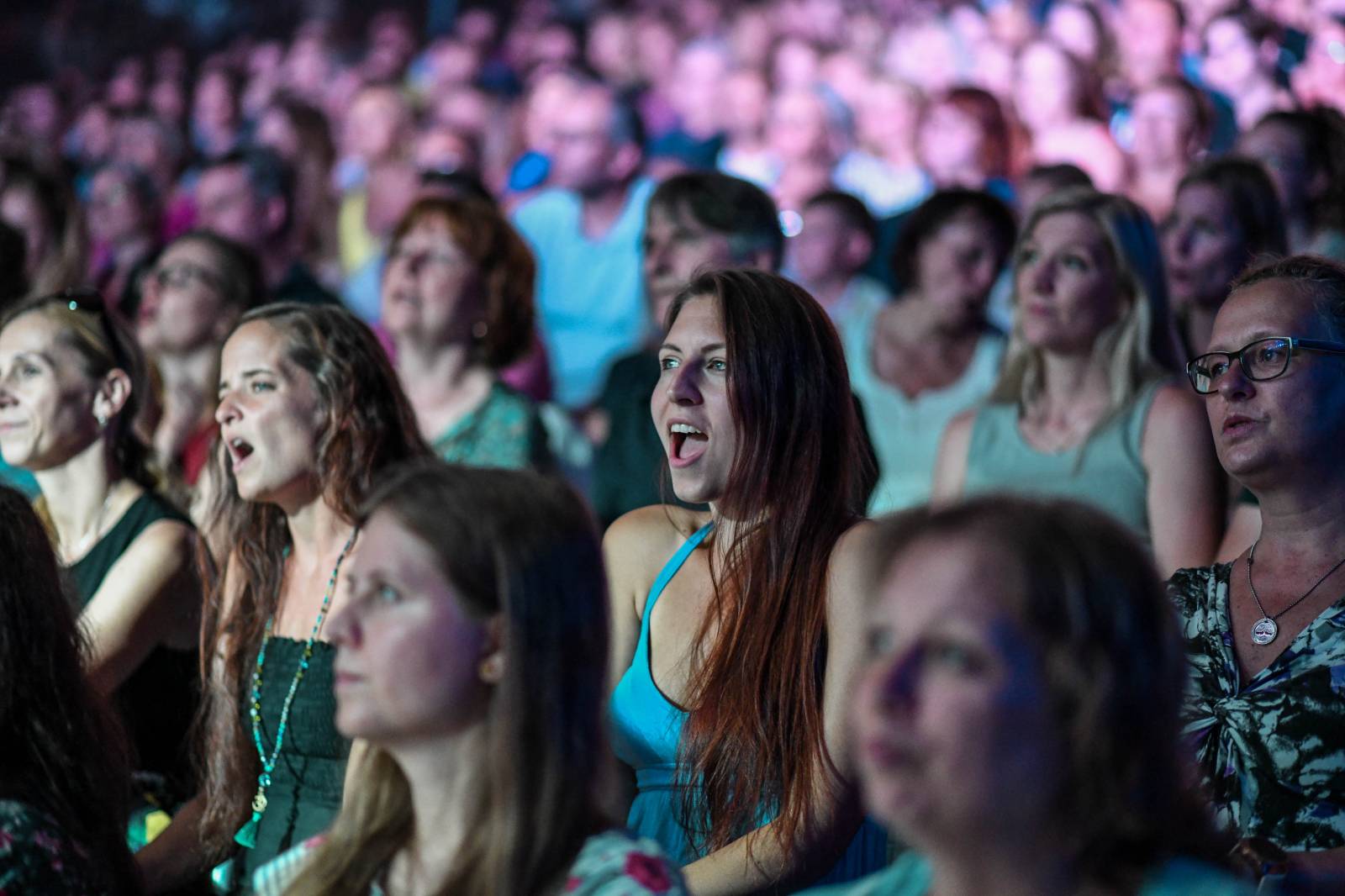 Tomáš Klus zpíval pod Žižkovskou věží. Filozofoval, vyzýval k tanci a improvizoval