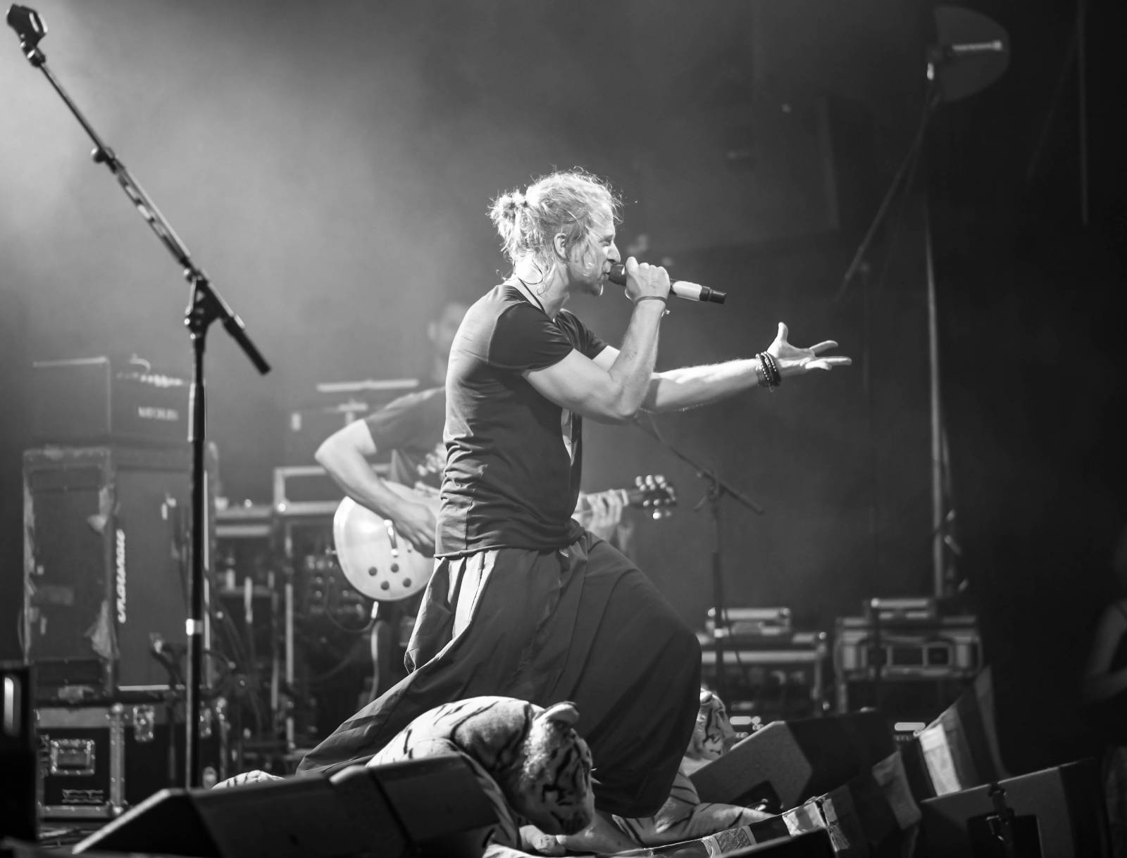 Tomáš Klus zpíval pod Žižkovskou věží. Filozofoval, vyzýval k tanci a improvizoval