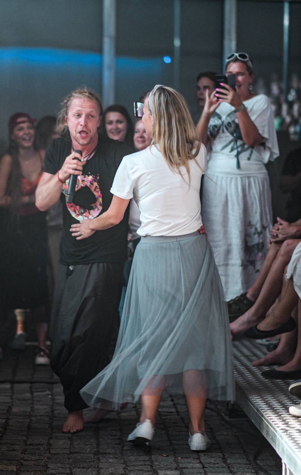 Tomáš Klus zpíval pod Žižkovskou věží. Filozofoval, vyzýval k tanci a improvizoval