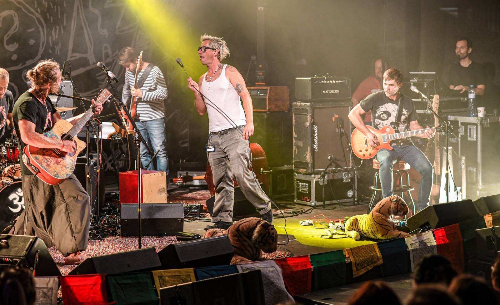 Tomáš Klus zpíval pod Žižkovskou věží. Filozofoval, vyzýval k tanci a improvizoval