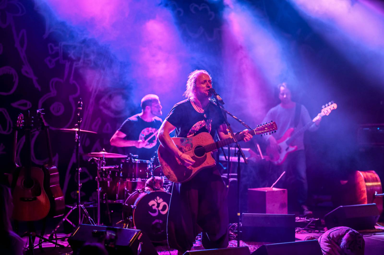 Tomáš Klus zpíval pod Žižkovskou věží. Filozofoval, vyzýval k tanci a improvizoval