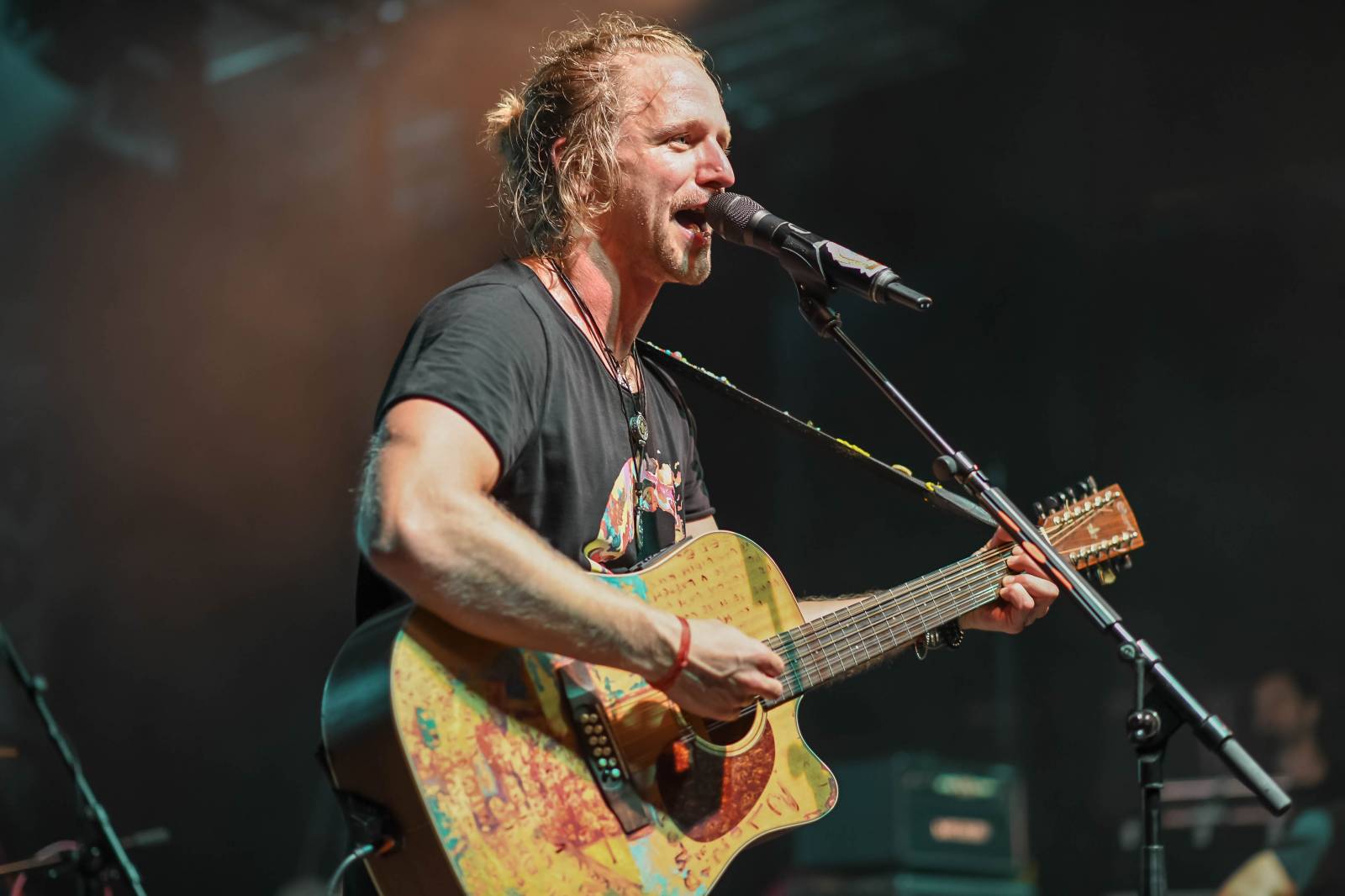 Tomáš Klus zpíval pod Žižkovskou věží. Filozofoval, vyzýval k tanci a improvizoval