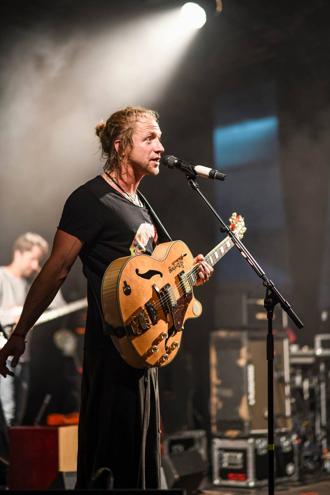 Tomáš Klus zpíval pod Žižkovskou věží. Filozofoval, vyzýval k tanci a improvizoval