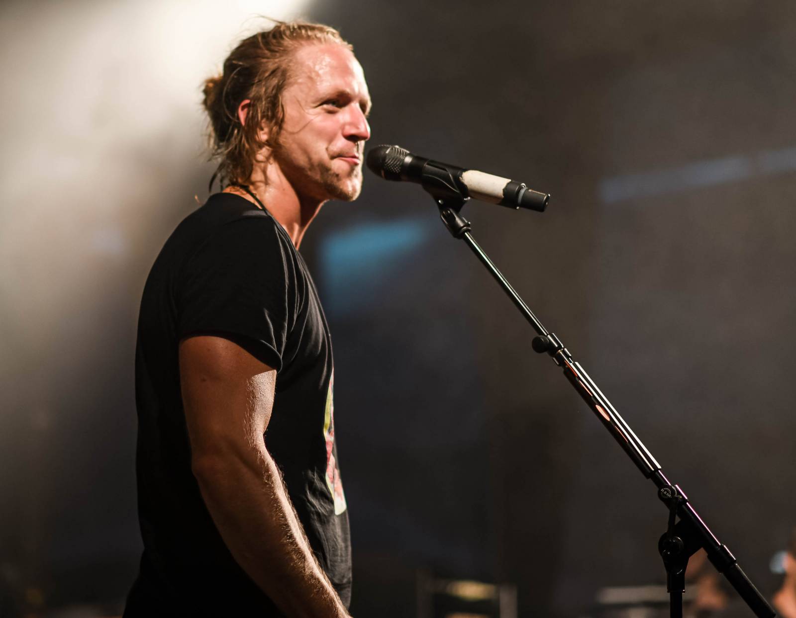 Tomáš Klus zpíval pod Žižkovskou věží. Filozofoval, vyzýval k tanci a improvizoval