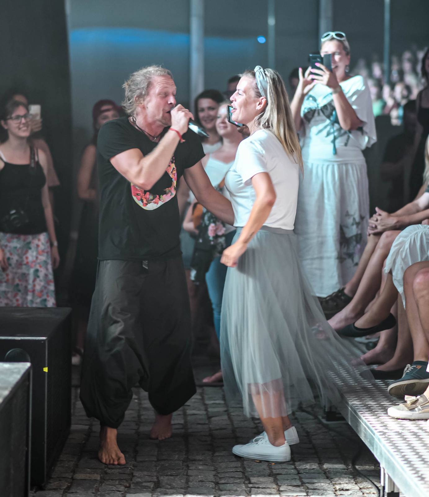 Tomáš Klus zpíval pod Žižkovskou věží. Filozofoval, vyzýval k tanci a improvizoval