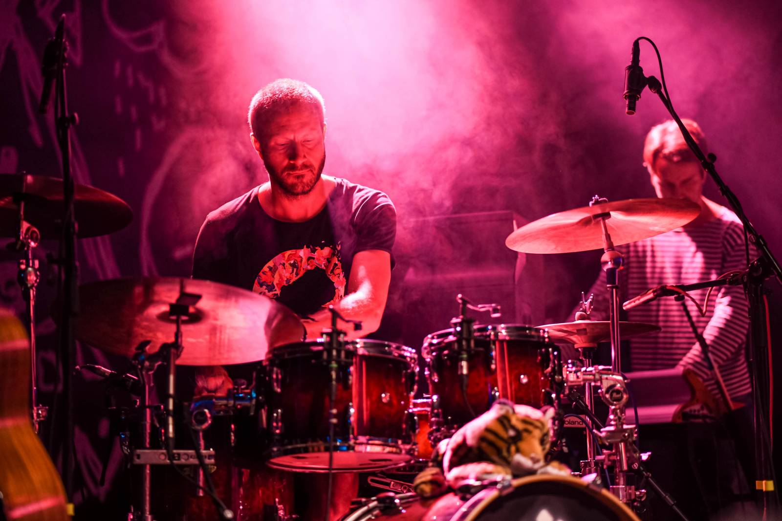 Tomáš Klus zpíval pod Žižkovskou věží. Filozofoval, vyzýval k tanci a improvizoval