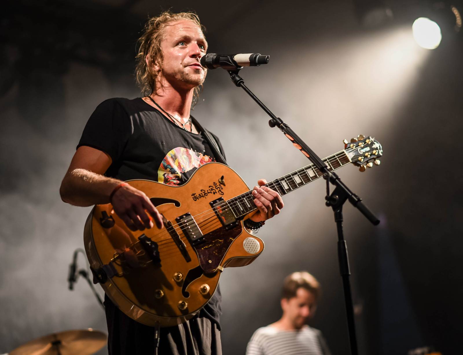 Tomáš Klus zpíval pod Žižkovskou věží. Filozofoval, vyzýval k tanci a improvizoval