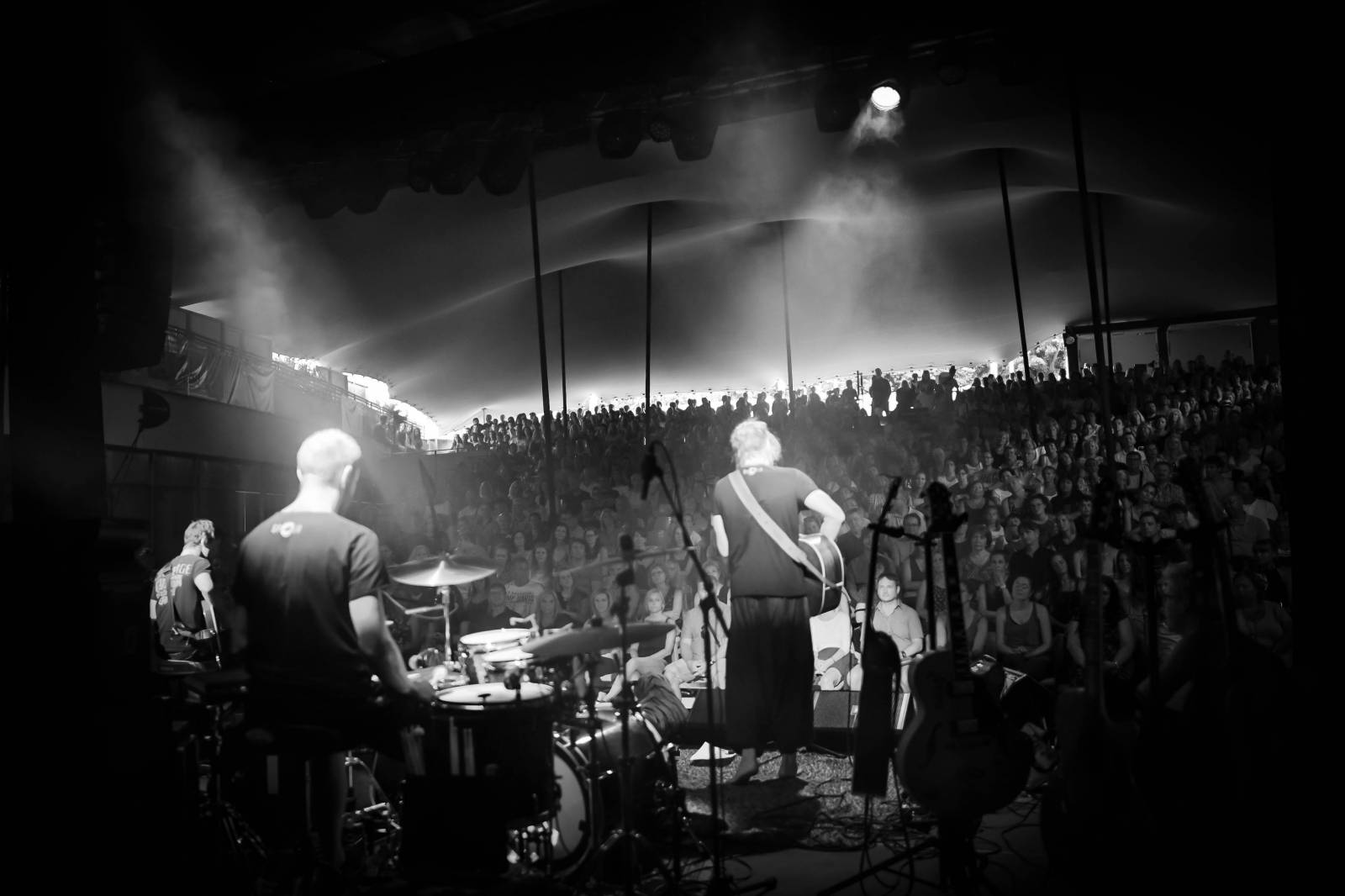 Tomáš Klus zpíval pod Žižkovskou věží. Filozofoval, vyzýval k tanci a improvizoval