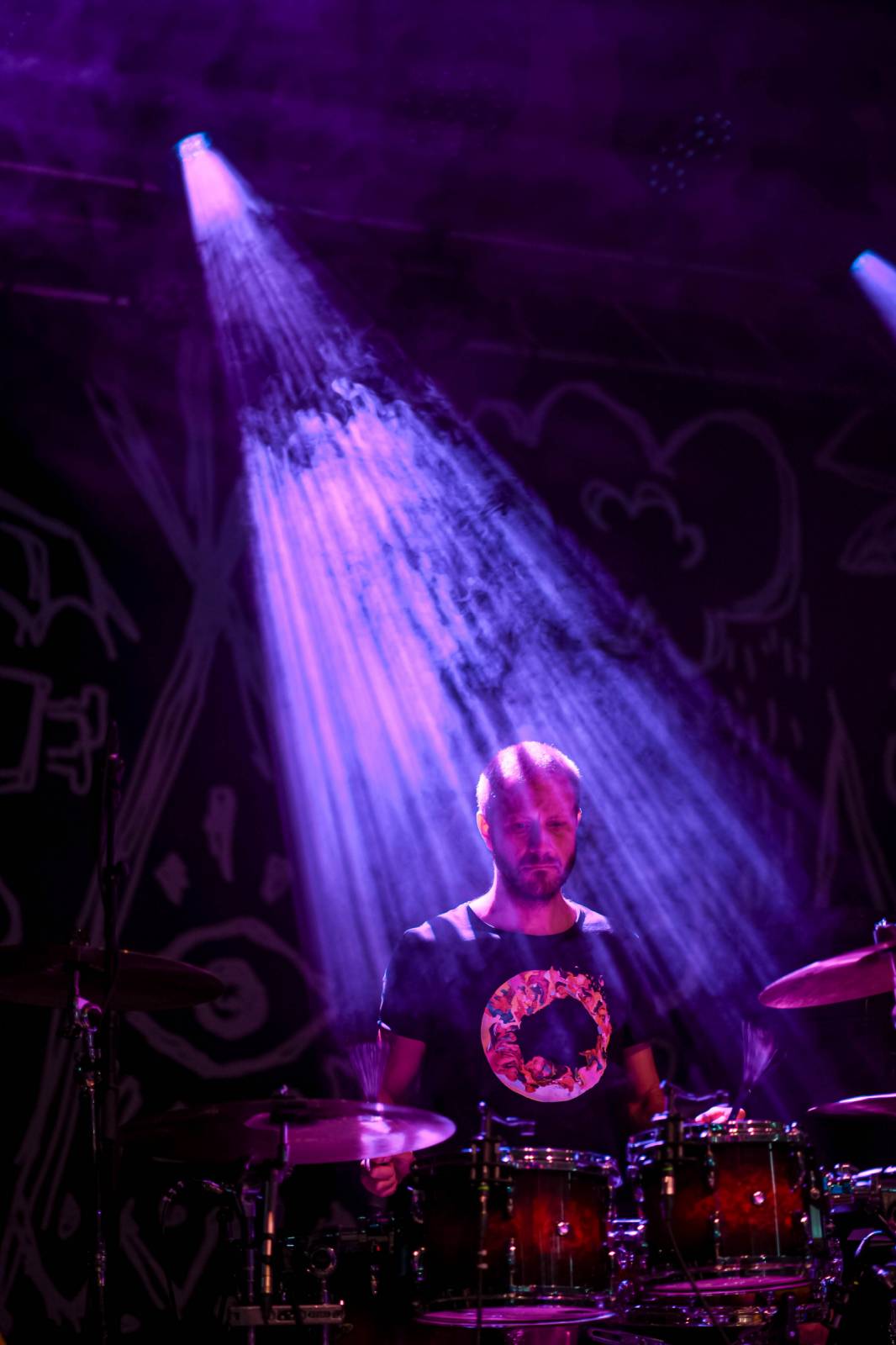 Tomáš Klus zpíval pod Žižkovskou věží. Filozofoval, vyzýval k tanci a improvizoval