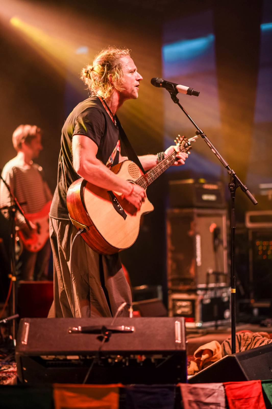 Tomáš Klus zpíval pod Žižkovskou věží. Filozofoval, vyzýval k tanci a improvizoval