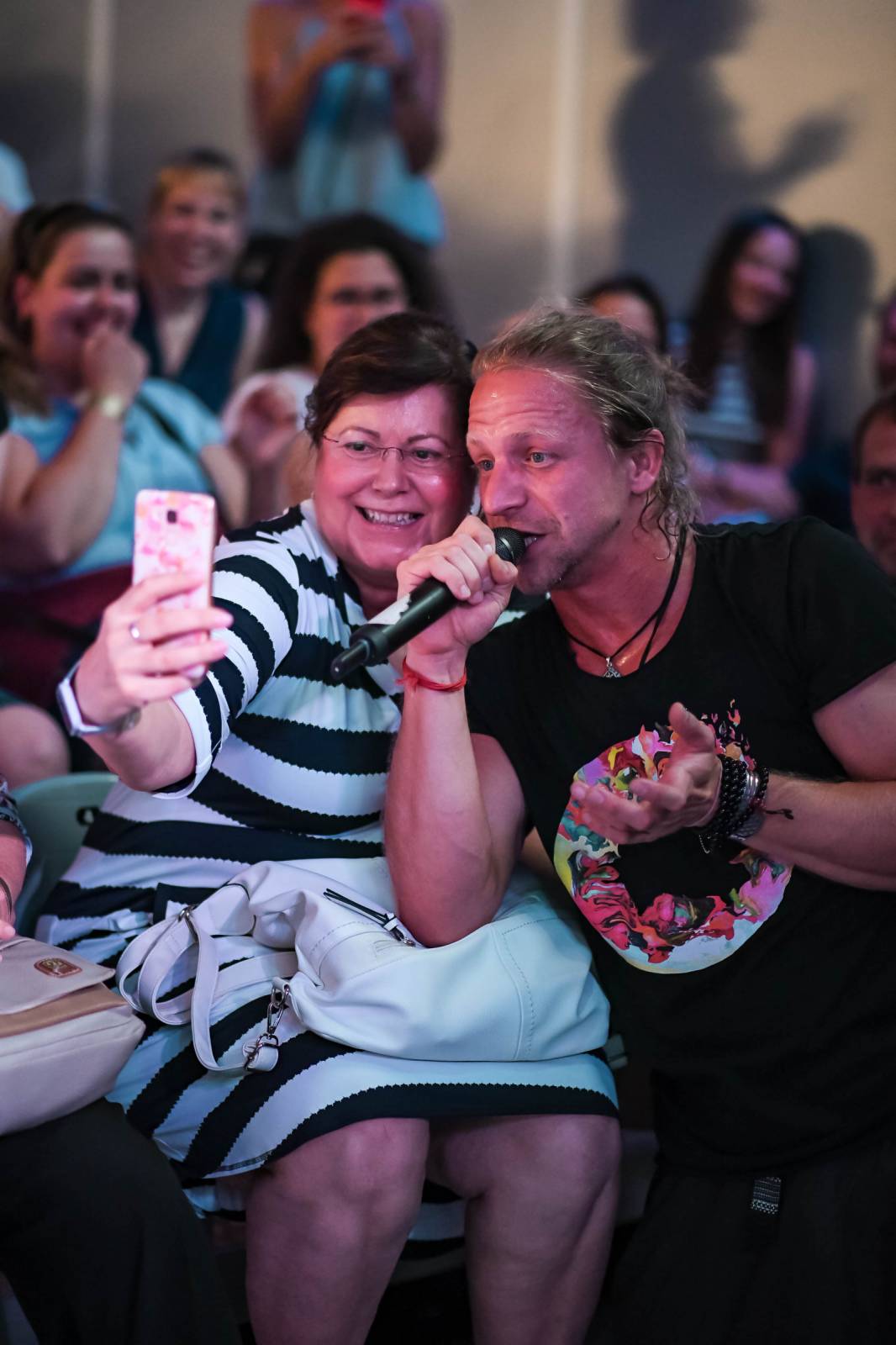 Tomáš Klus zpíval pod Žižkovskou věží. Filozofoval, vyzýval k tanci a improvizoval