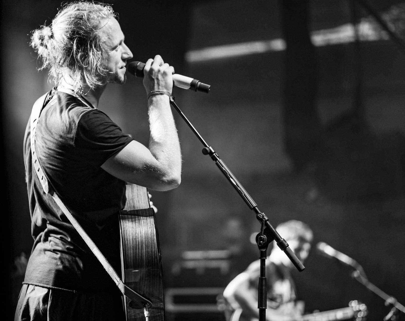 Tomáš Klus zpíval pod Žižkovskou věží. Filozofoval, vyzýval k tanci a improvizoval