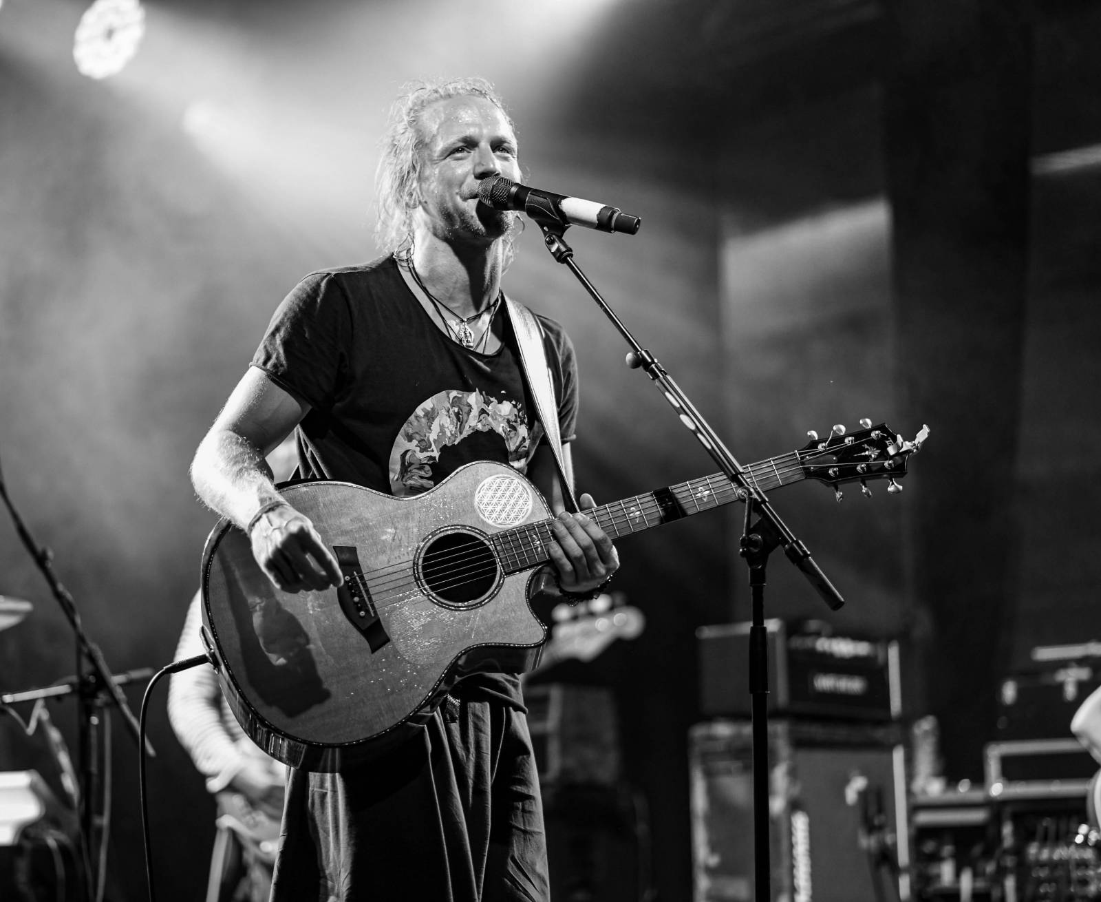 Tomáš Klus zpíval pod Žižkovskou věží. Filozofoval, vyzýval k tanci a improvizoval