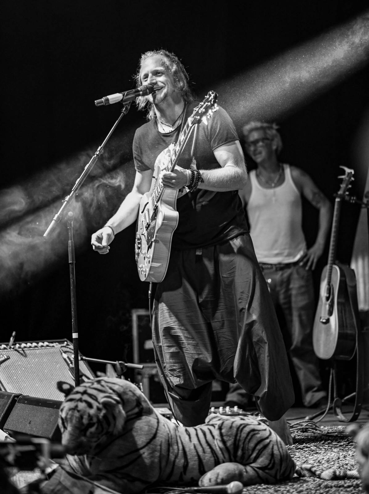 Tomáš Klus zpíval pod Žižkovskou věží. Filozofoval, vyzýval k tanci a improvizoval