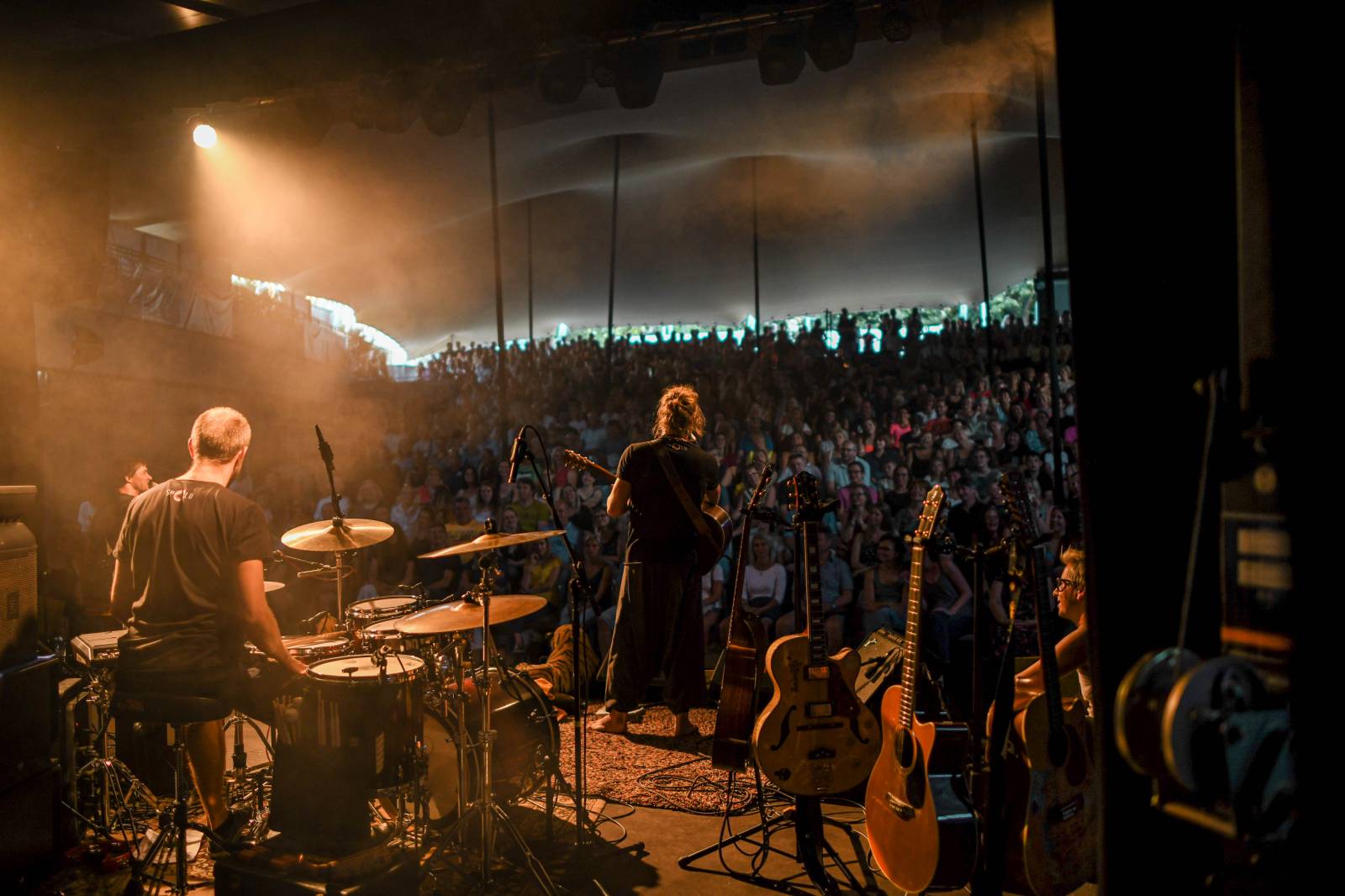 Tomáš Klus zpíval pod Žižkovskou věží. Filozofoval, vyzýval k tanci a improvizoval