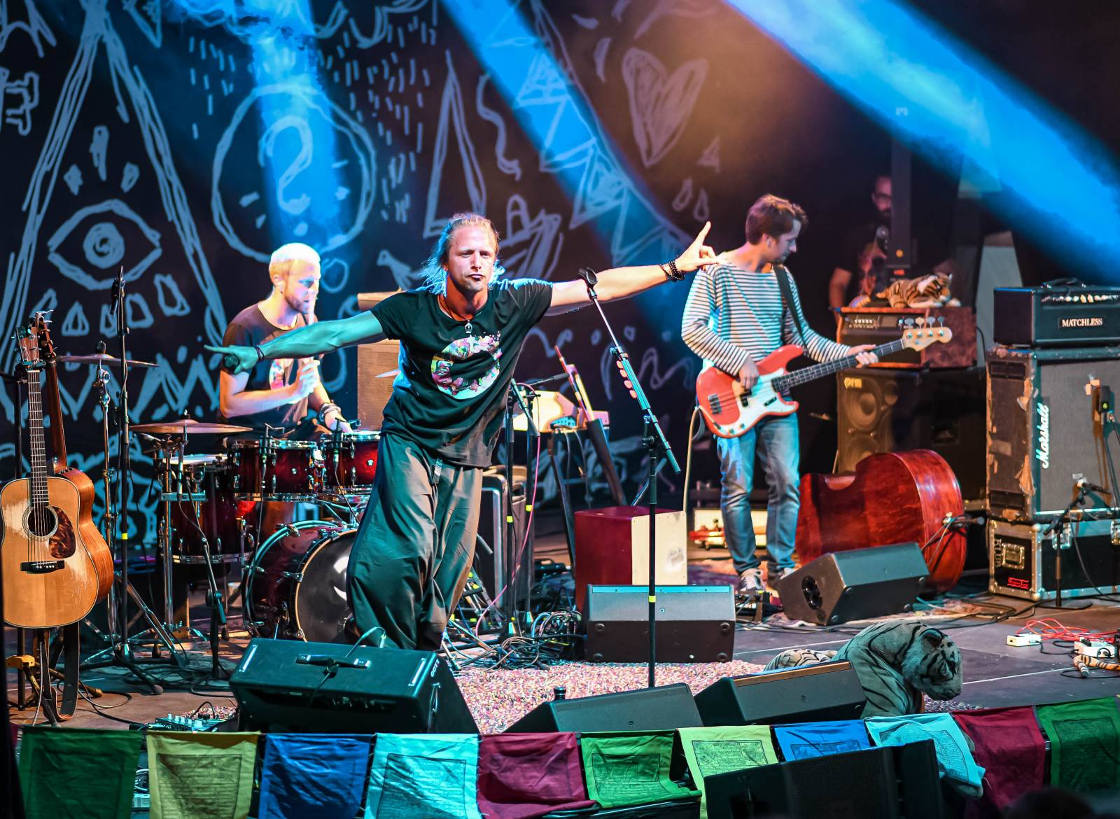 Tomáš Klus zpíval pod Žižkovskou věží. Filozofoval, vyzýval k tanci a improvizoval