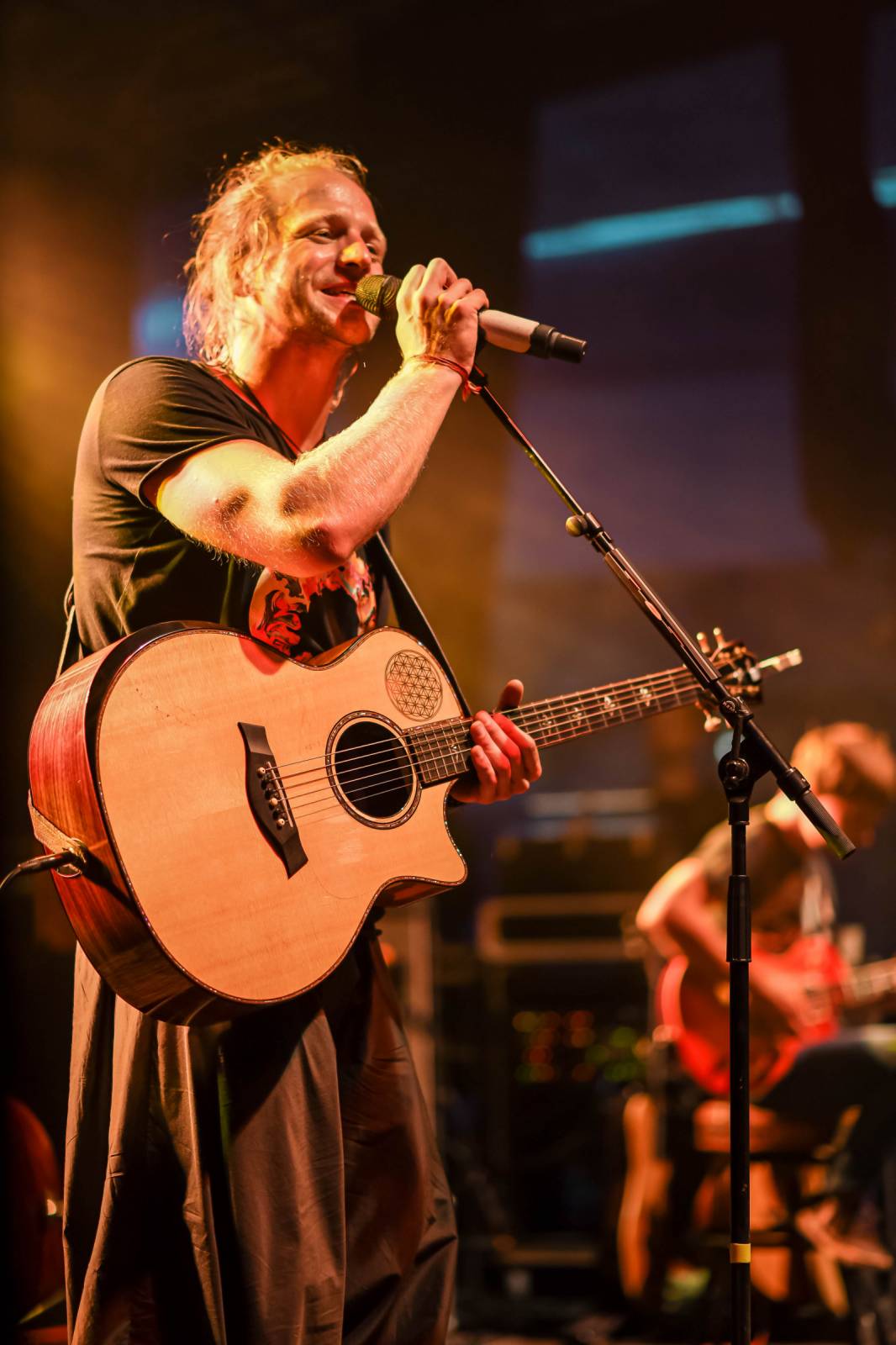 Tomáš Klus zpíval pod Žižkovskou věží. Filozofoval, vyzýval k tanci a improvizoval