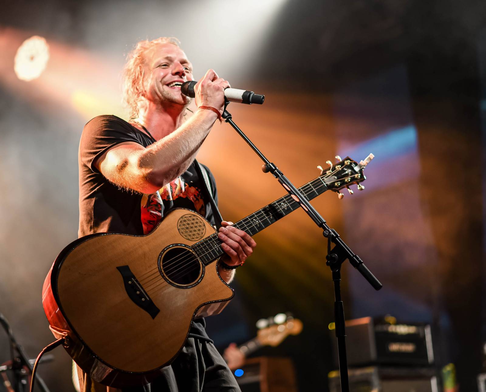 Tomáš Klus zpíval pod Žižkovskou věží. Filozofoval, vyzýval k tanci a improvizoval