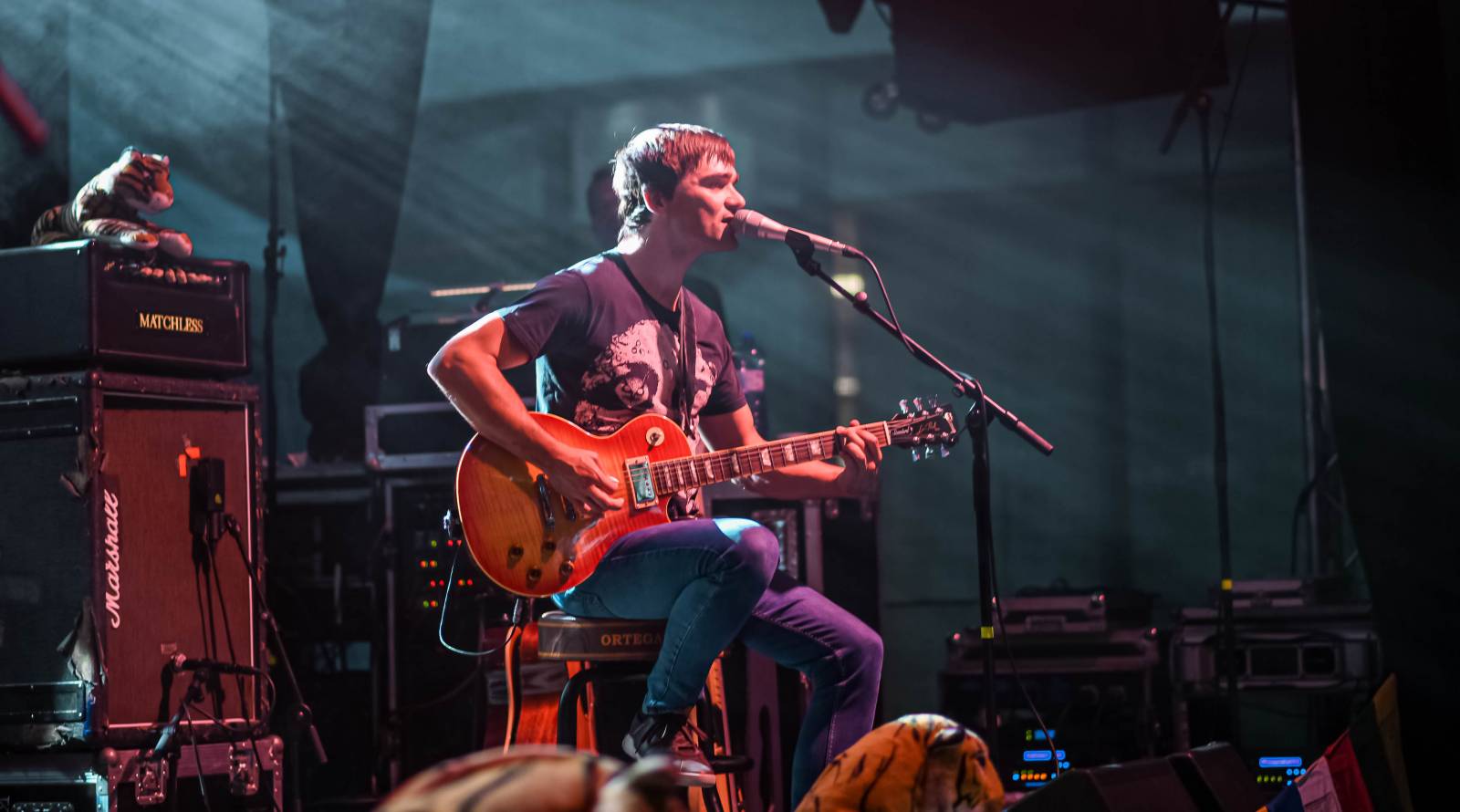 Tomáš Klus zpíval pod Žižkovskou věží. Filozofoval, vyzýval k tanci a improvizoval