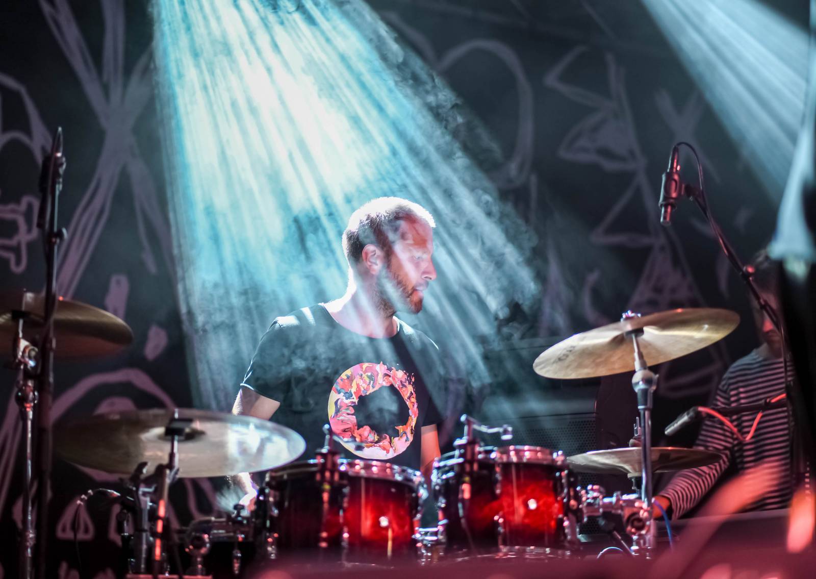 Tomáš Klus zpíval pod Žižkovskou věží. Filozofoval, vyzýval k tanci a improvizoval