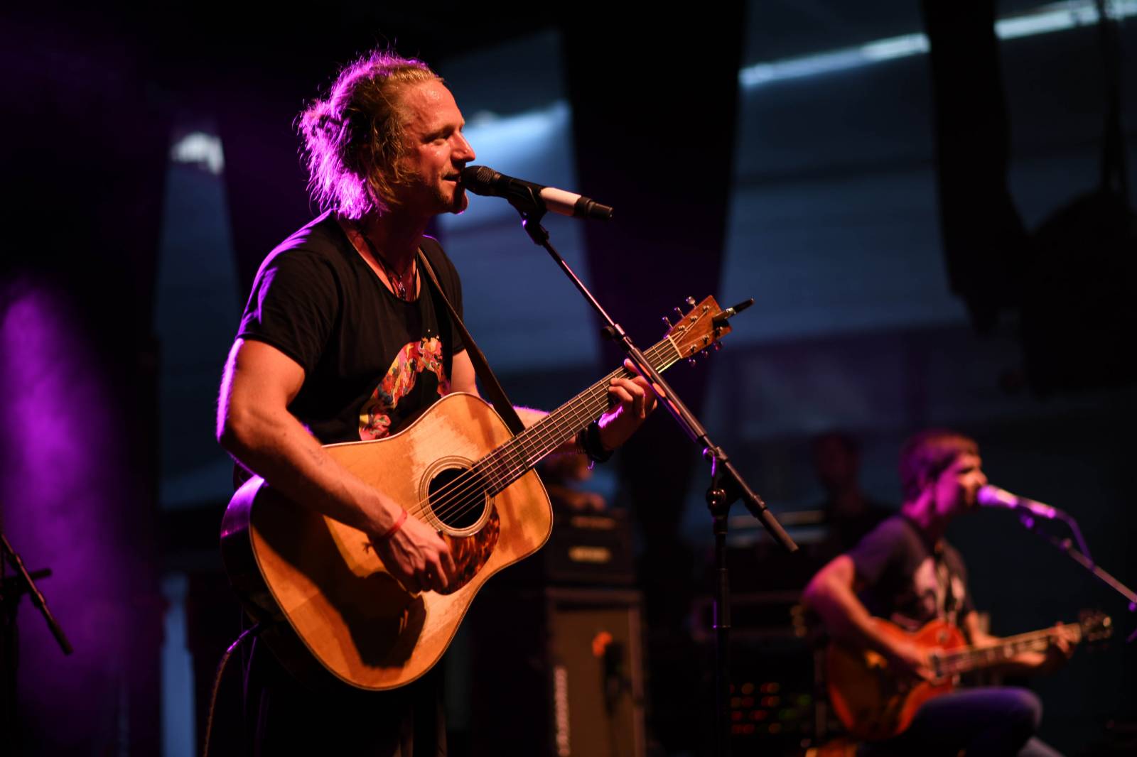 Tomáš Klus zpíval pod Žižkovskou věží. Filozofoval, vyzýval k tanci a improvizoval