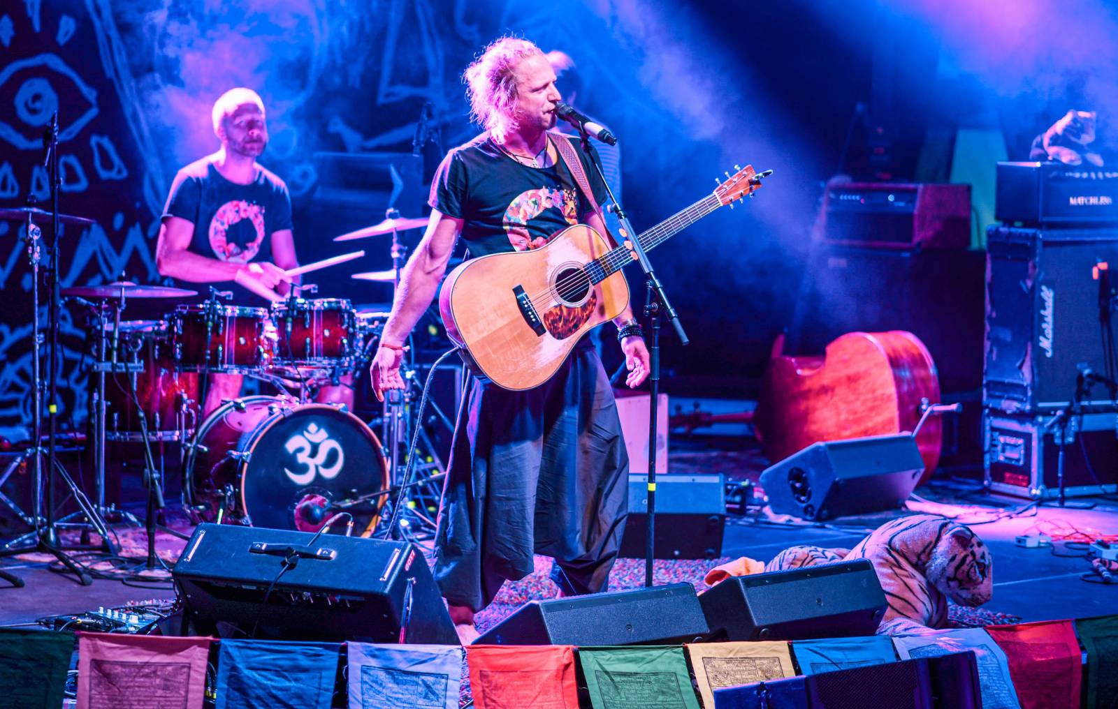 Tomáš Klus zpíval pod Žižkovskou věží. Filozofoval, vyzýval k tanci a improvizoval