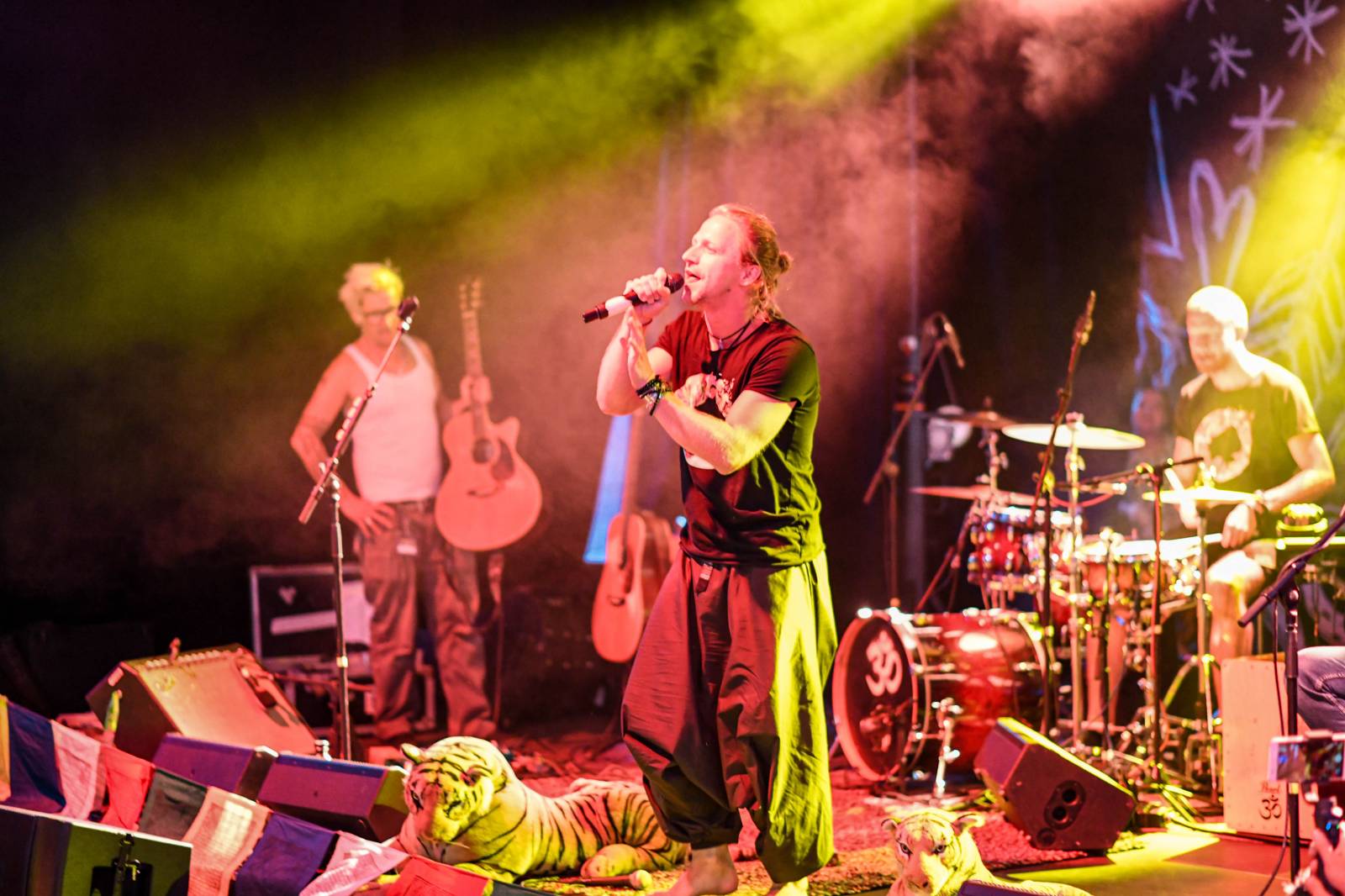 Tomáš Klus zpíval pod Žižkovskou věží. Filozofoval, vyzýval k tanci a improvizoval