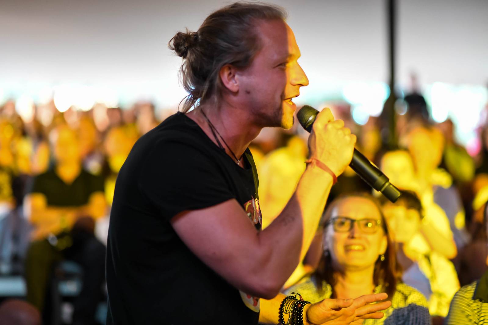 Tomáš Klus zpíval pod Žižkovskou věží. Filozofoval, vyzýval k tanci a improvizoval