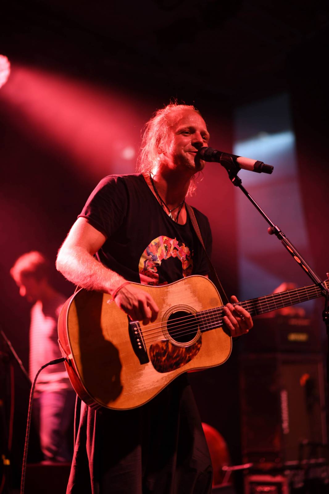 Tomáš Klus zpíval pod Žižkovskou věží. Filozofoval, vyzýval k tanci a improvizoval