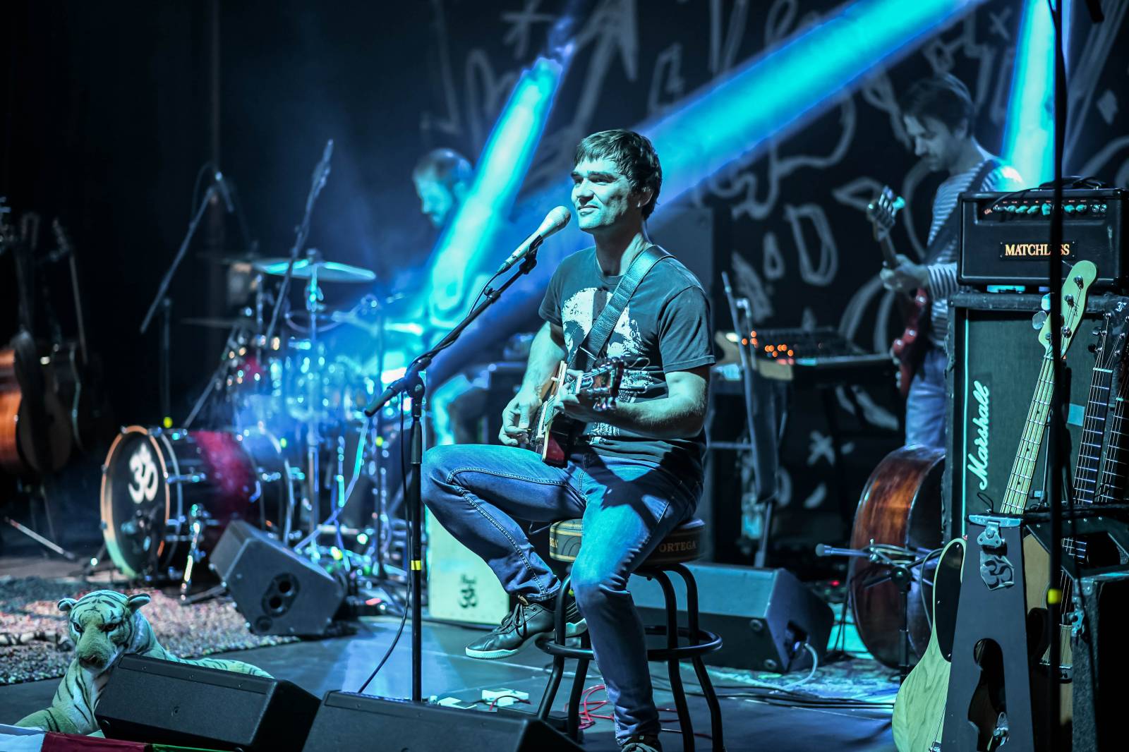 Tomáš Klus zpíval pod Žižkovskou věží. Filozofoval, vyzýval k tanci a improvizoval