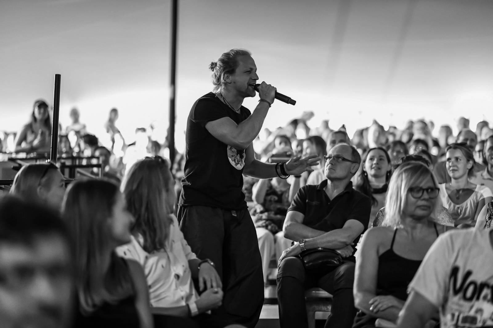 Tomáš Klus zpíval pod Žižkovskou věží. Filozofoval, vyzýval k tanci a improvizoval