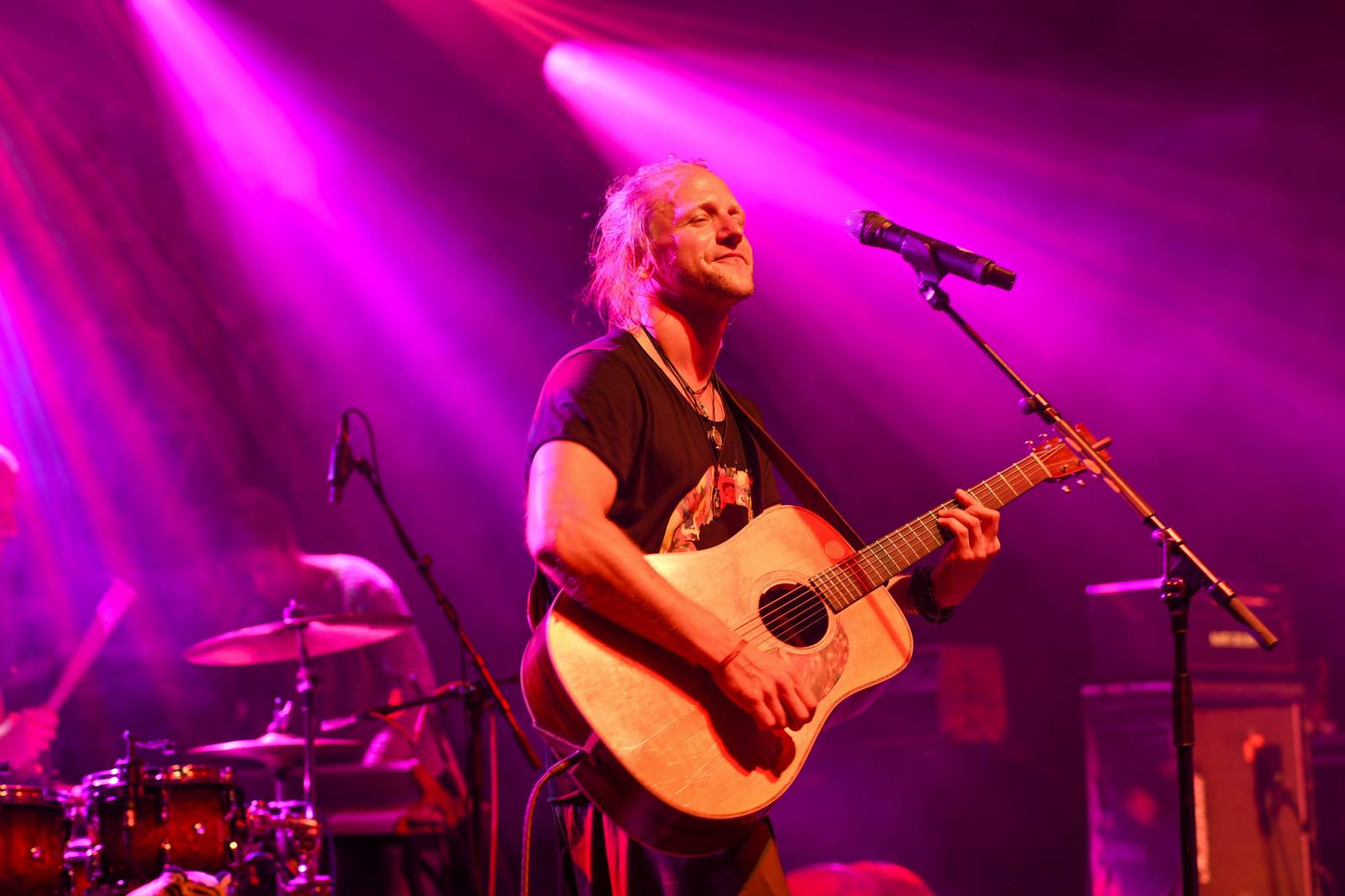 Tomáš Klus zpíval pod Žižkovskou věží. Filozofoval, vyzýval k tanci a improvizoval