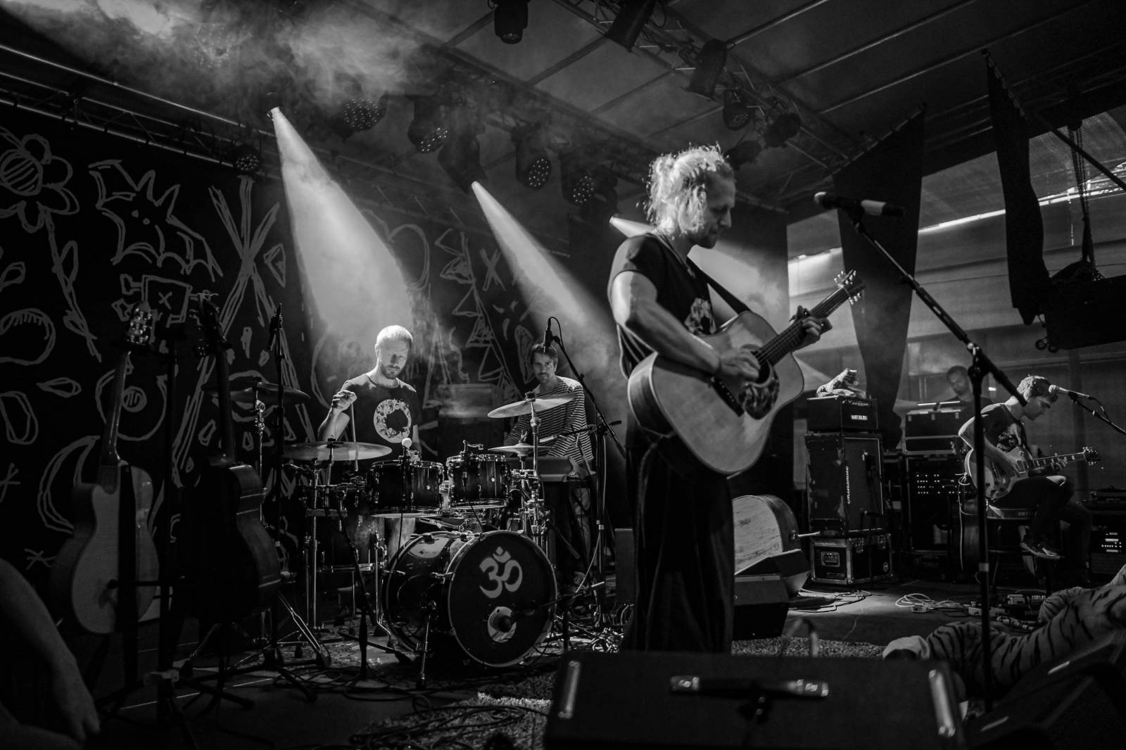 Tomáš Klus zpíval pod Žižkovskou věží. Filozofoval, vyzýval k tanci a improvizoval