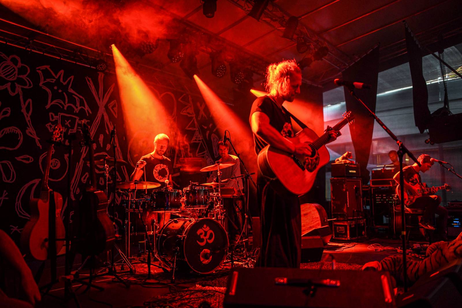 Tomáš Klus zpíval pod Žižkovskou věží. Filozofoval, vyzýval k tanci a improvizoval