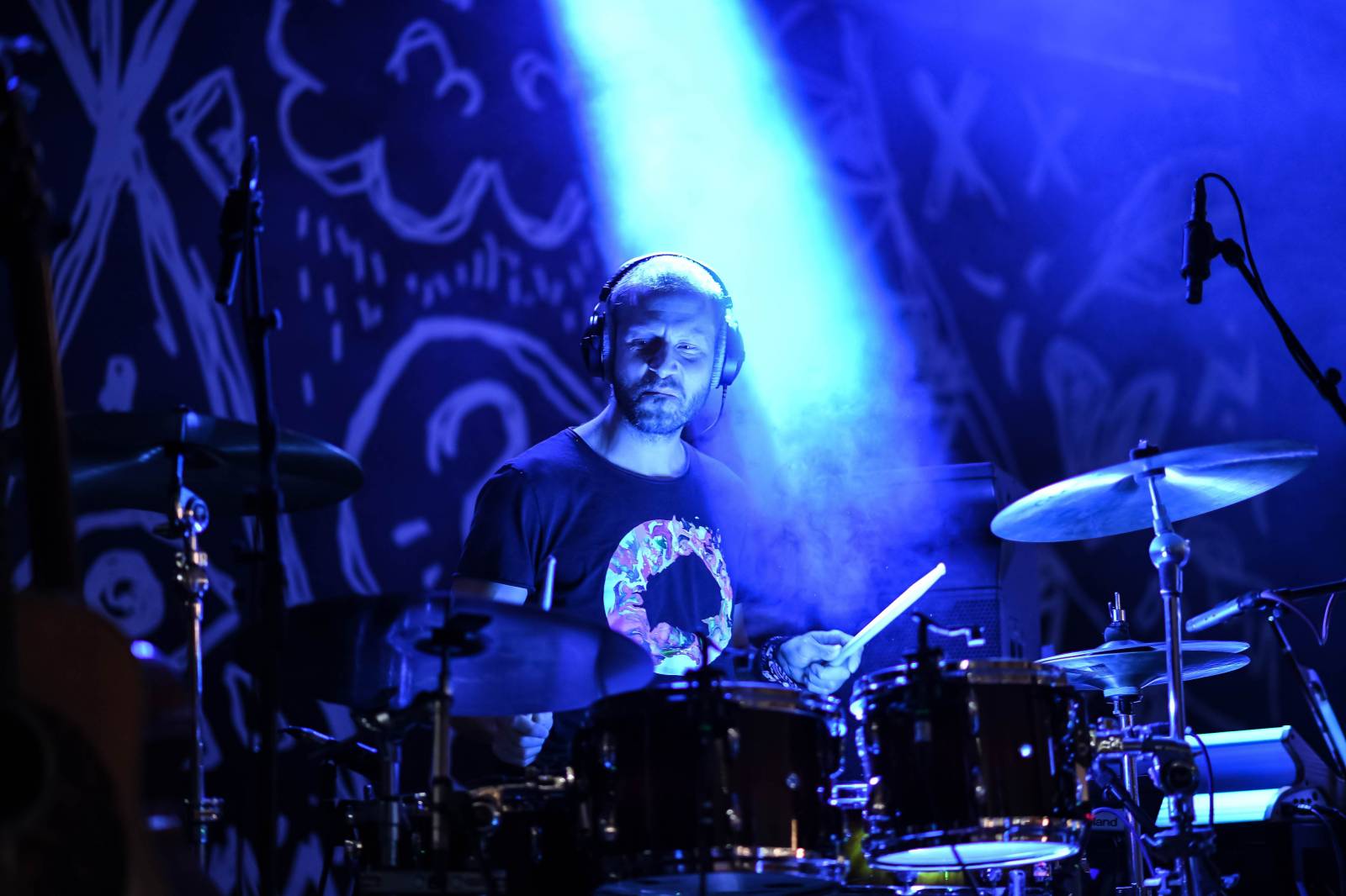 Tomáš Klus zpíval pod Žižkovskou věží. Filozofoval, vyzýval k tanci a improvizoval