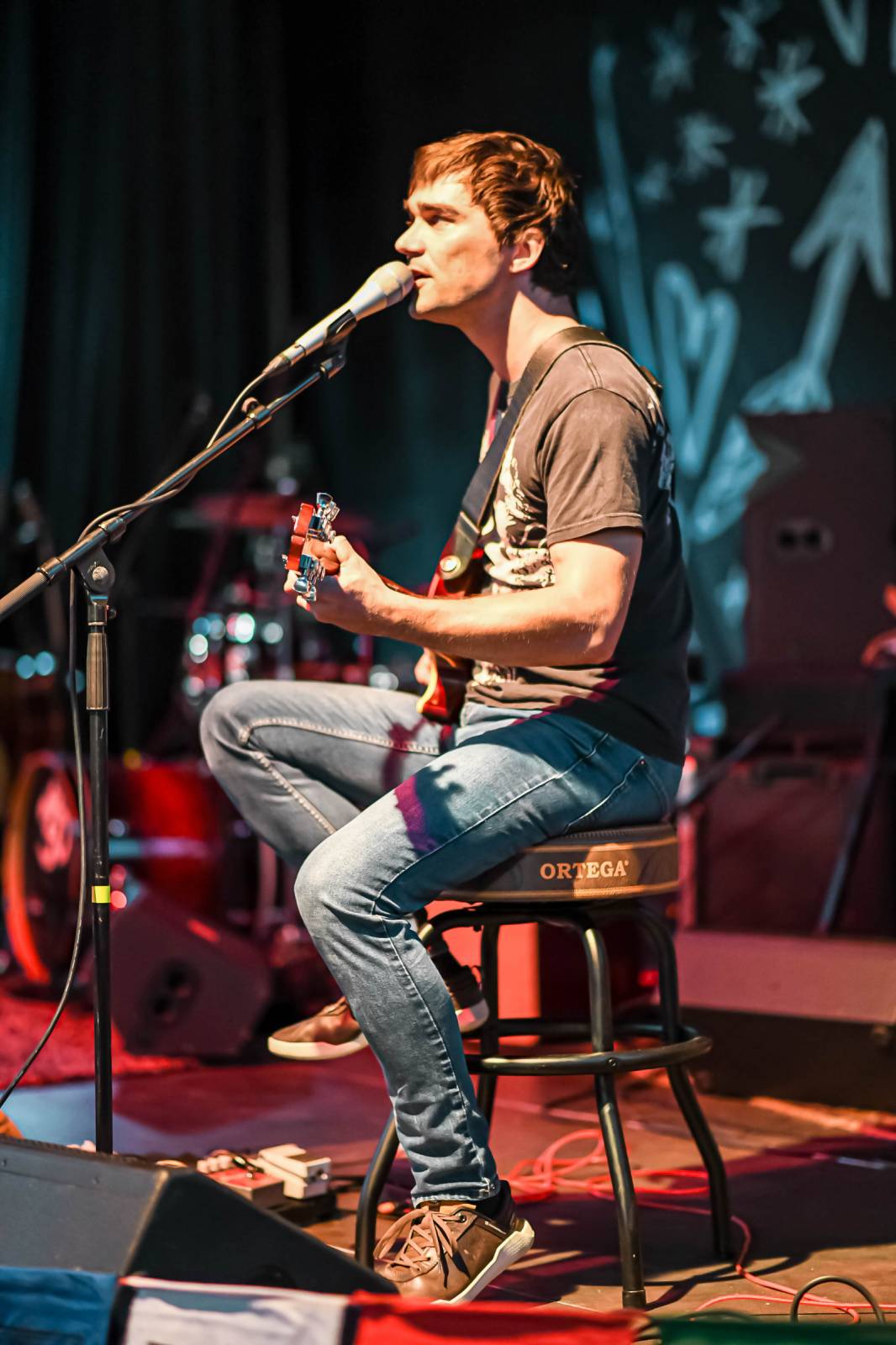 Tomáš Klus zpíval pod Žižkovskou věží. Filozofoval, vyzýval k tanci a improvizoval