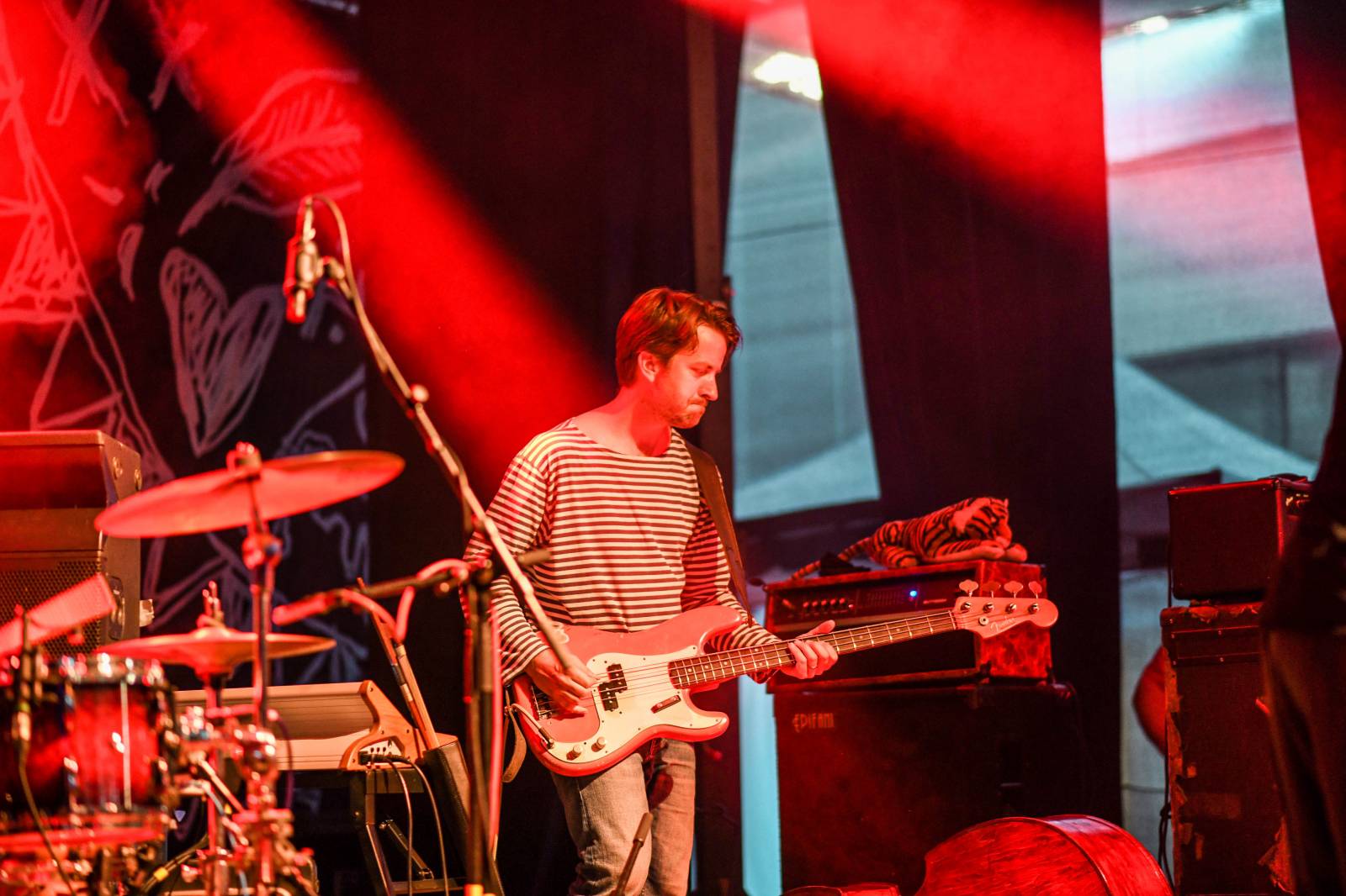 Tomáš Klus zpíval pod Žižkovskou věží. Filozofoval, vyzýval k tanci a improvizoval