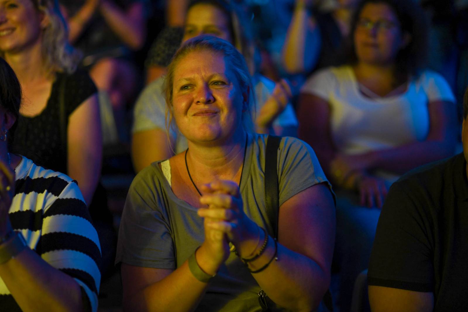 Tomáš Klus zpíval pod Žižkovskou věží. Filozofoval, vyzýval k tanci a improvizoval