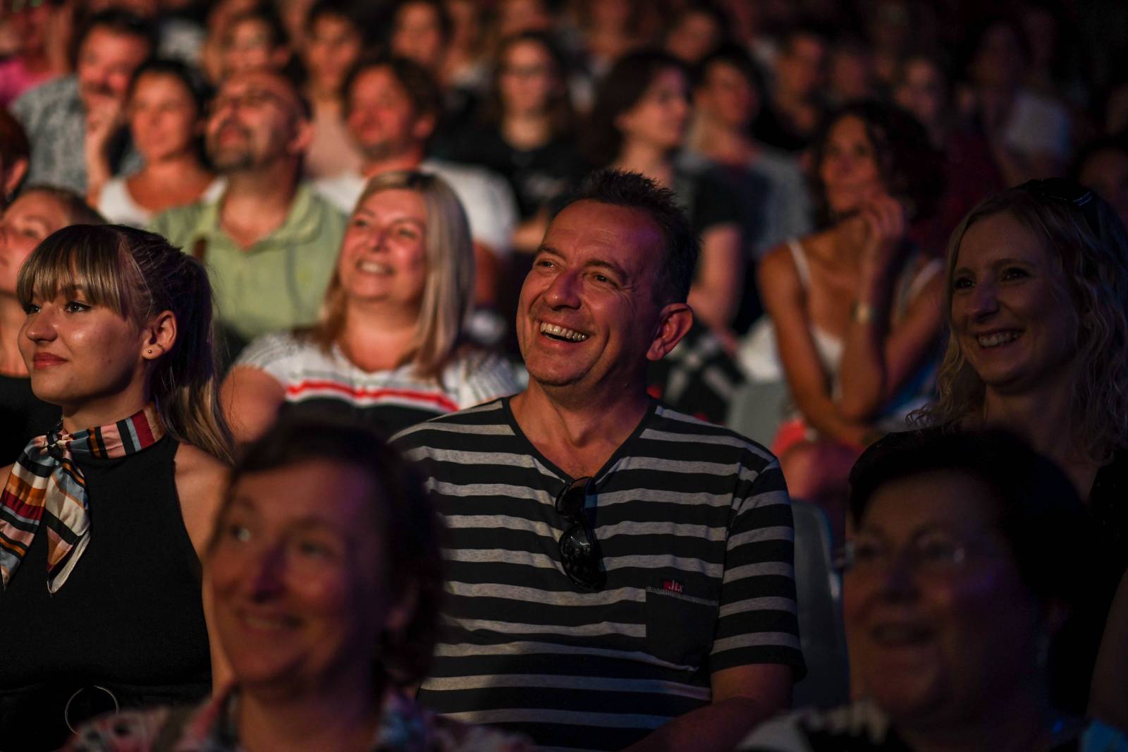 Tomáš Klus zpíval pod Žižkovskou věží. Filozofoval, vyzýval k tanci a improvizoval