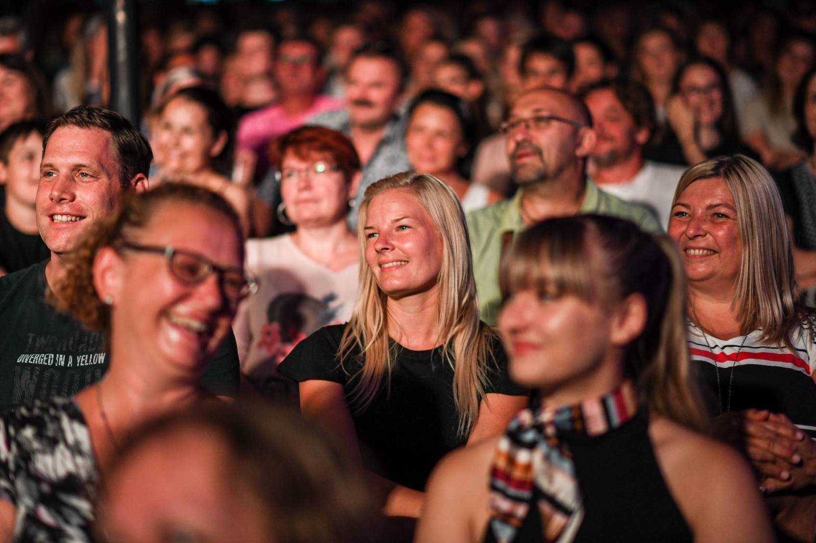 Tomáš Klus zpíval pod Žižkovskou věží. Filozofoval, vyzýval k tanci a improvizoval