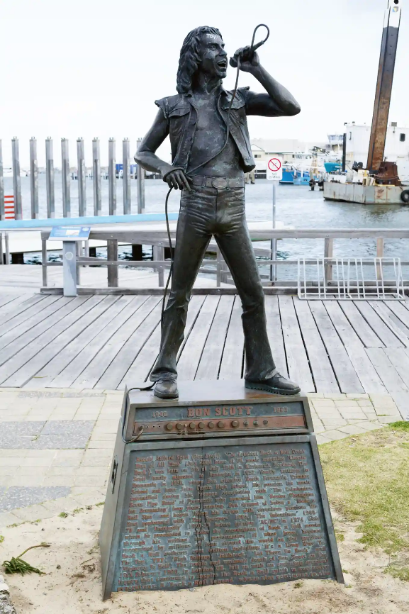 TOP 15 | Svrhnout, či nesvrhnout? Obludné i povedené sochy Kurta Cobaina, Michaela Jacksona, Chrise Cornella a dalších 