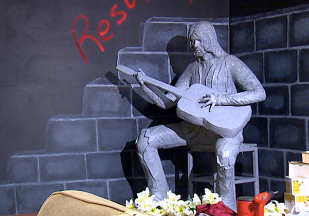 TOP 15 | Svrhnout, či nesvrhnout? Obludné i povedené sochy Kurta Cobaina, Michaela Jacksona, Chrise Cornella a dalších 