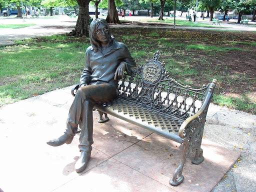 TOP 15 | Svrhnout, či nesvrhnout? Obludné i povedené sochy Kurta Cobaina, Michaela Jacksona, Chrise Cornella a dalších 