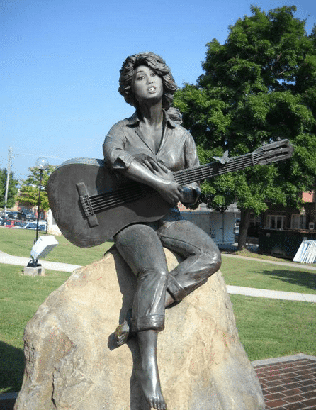TOP 15 | Svrhnout, či nesvrhnout? Obludné i povedené sochy Kurta Cobaina, Michaela Jacksona, Chrise Cornella a dalších 