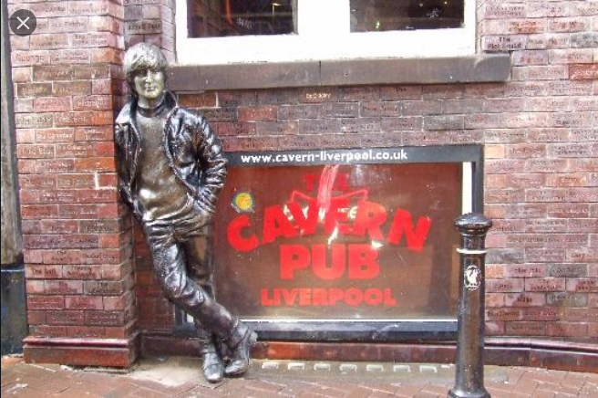 TOP 15 | Svrhnout, či nesvrhnout? Obludné i povedené sochy Kurta Cobaina, Michaela Jacksona, Chrise Cornella a dalších 