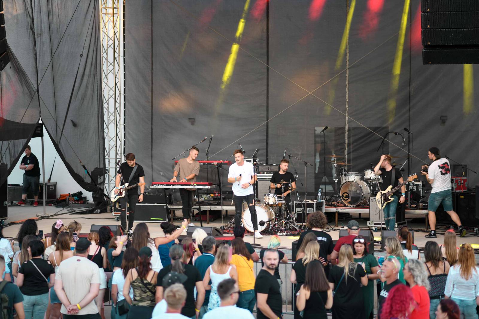 My máme rádi víno, hřmělo mikulovským amfiteátrem. Chinaski jedou napříč republikou