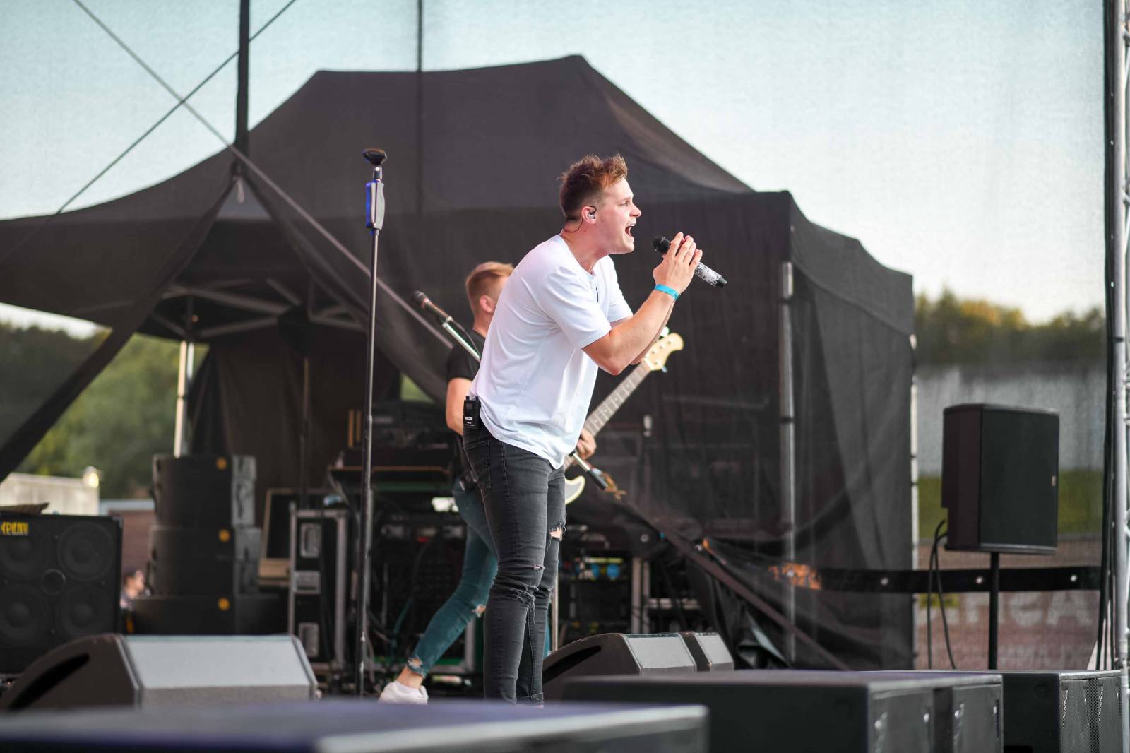 My máme rádi víno, hřmělo mikulovským amfiteátrem. Chinaski jedou napříč republikou