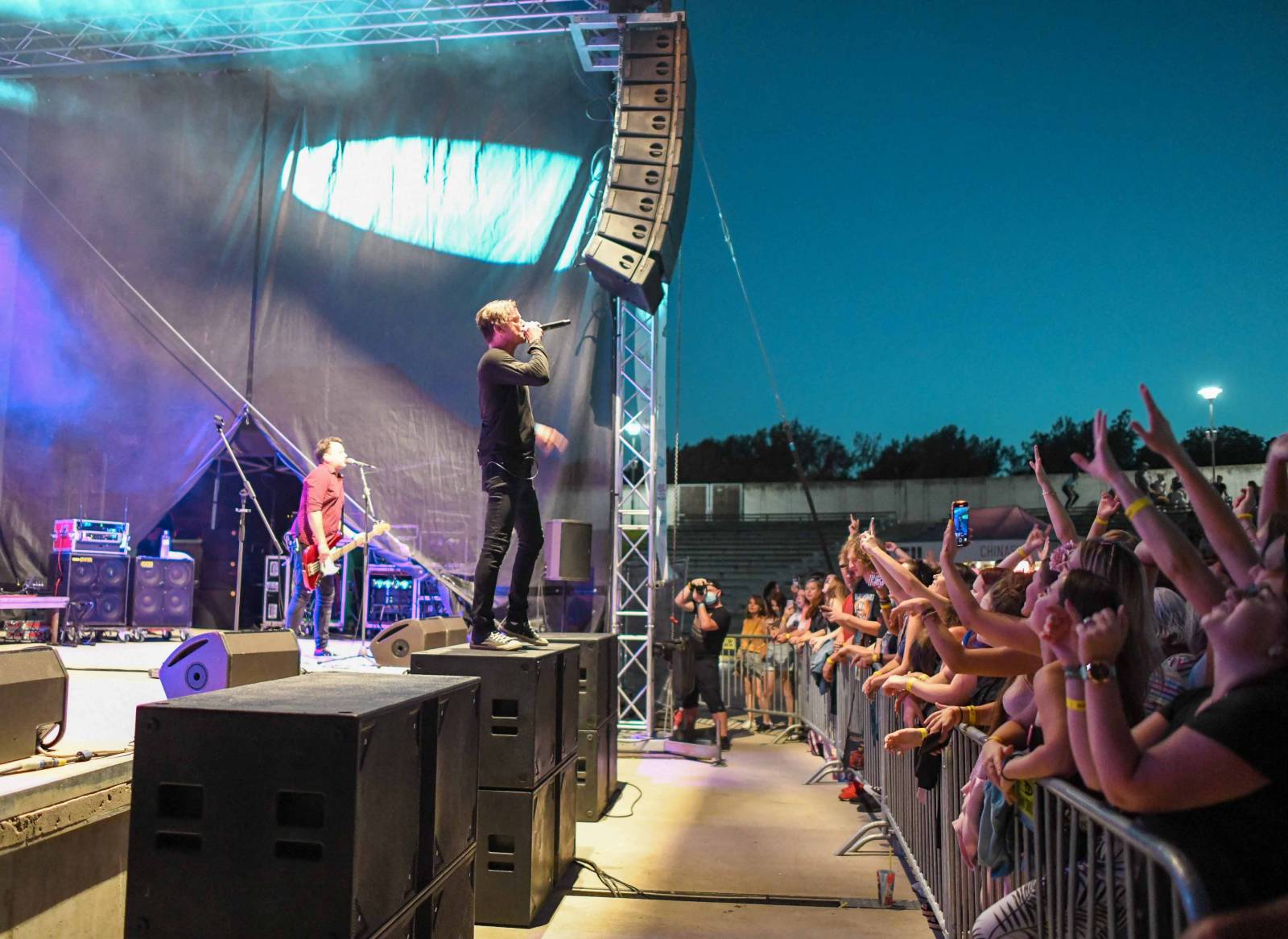 My máme rádi víno, hřmělo mikulovským amfiteátrem. Chinaski jedou napříč republikou