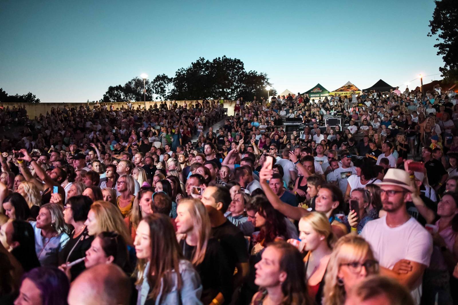 My máme rádi víno, hřmělo mikulovským amfiteátrem. Chinaski jedou napříč republikou